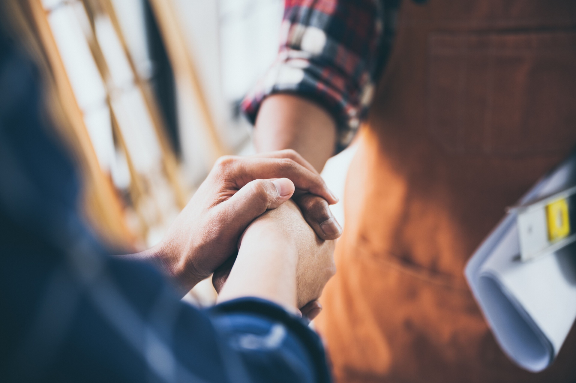 To tømrere som jobber sammen og snakker åpent om psykisk helse